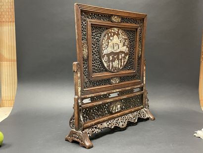 Ecran en bois sculpté, ajouré avec incrustations...