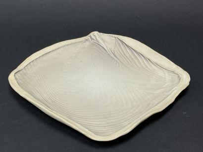 Wayne FISCHER (born 1953). 
Ceramic plate,...