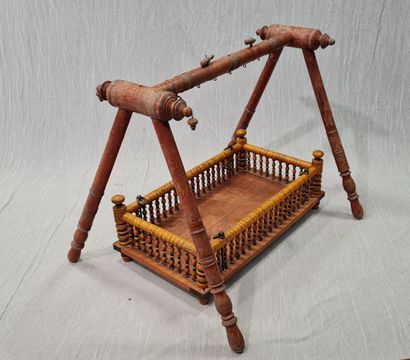 Lacquered wood cradle.
Burma XX°.
90 x 107...