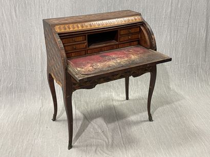 Cylinder inlaid desk with cubes.
Louis XV...