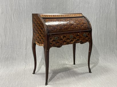 Cylinder inlaid desk with cubes.
Louis XV...