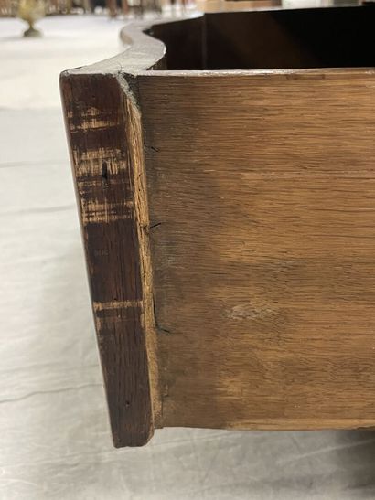Chest of drawers with curved front, in rosewood...