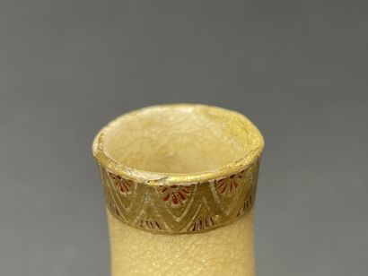 Paire de vases en faience de Satsuma.
Japon...