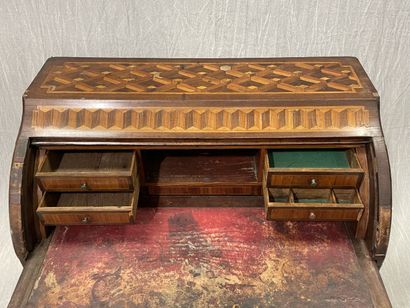 Cylinder inlaid desk with cubes.
Louis XV...