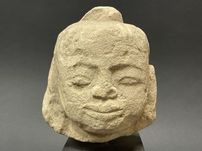 Tête de bouddha . 
Sculpture en grès érodé.
Birmanie...