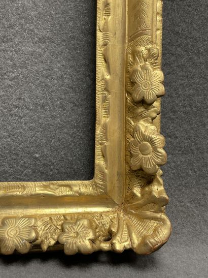 Wood and gilded stucco frame. 
Louis XV style.
Interior...