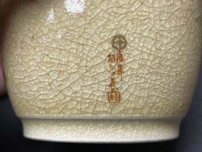Paire de vases en faience de Satsuma.
Japon...
