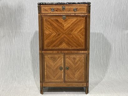 Straight desk with fluted sides, opening...