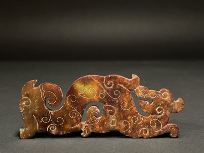 Dragon avec motifs de volutes incisés.
Néphrite...