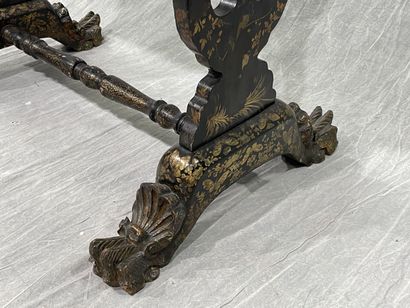 Worker in lacquered wood with Far Eastern...