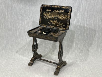 Worker in lacquered wood with Far Eastern...