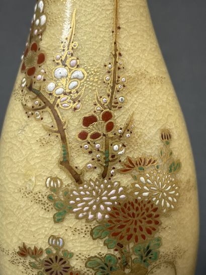 Paire de vases en faience de Satsuma.
Japon...