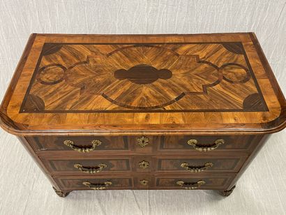 Rosewood-fringed chest of drawers, opening...