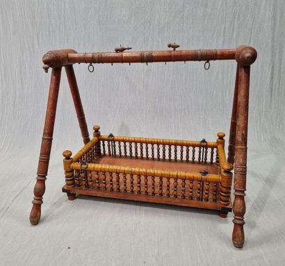 Lacquered wood cradle.
Burma XX°.
90 x 107...