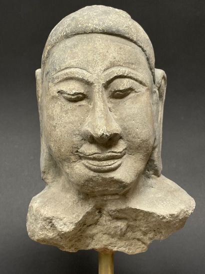 Ancienne tête de Bouddha.
Grès calcaire.
Birmanie...