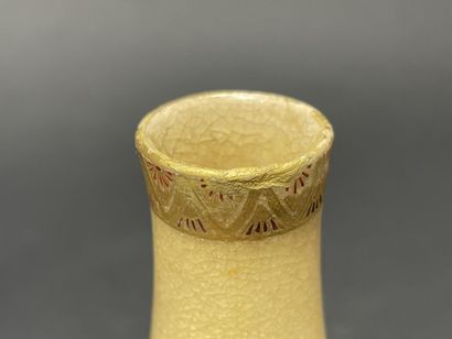 Paire de vases en faience de Satsuma.
Japon...