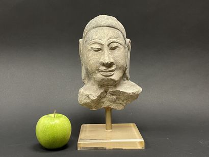 Ancienne tête de Bouddha.
Grès calcaire.
Birmanie...