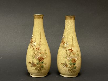 Paire de vases en faience de Satsuma.
Japon...