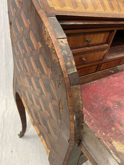 Cylinder inlaid desk with cubes.
Louis XV...