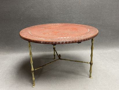 Table basse plateau laqué à décor de chien...