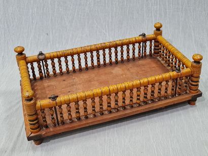 Lacquered wood cradle.
Burma XX°.
90 x 107...