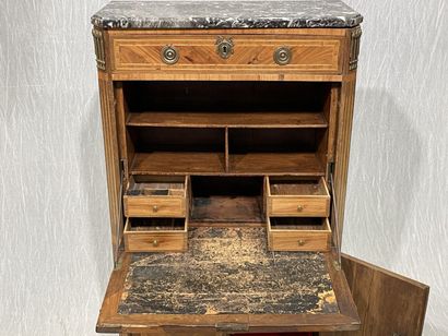 Straight desk with fluted sides, opening...
