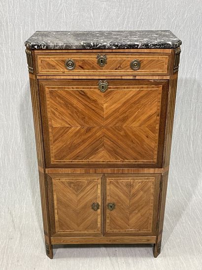 Straight desk with fluted sides, opening...