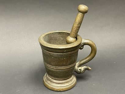 Flared apothecary mortar with concentric...