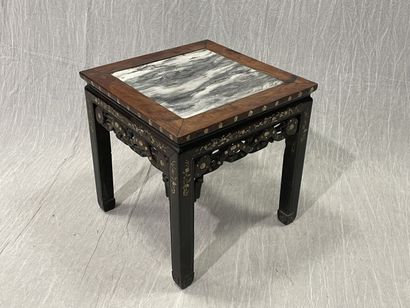 Petite table basse en bois exotique à incrustations...