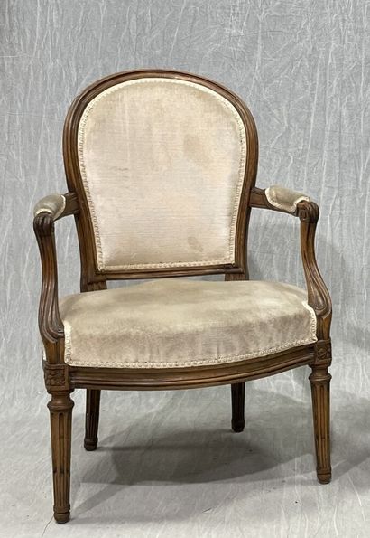 Armchair in natural wood.
Transitional Louis...