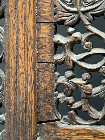 Ecran en bois sculpté, ajouré avec incrustations...