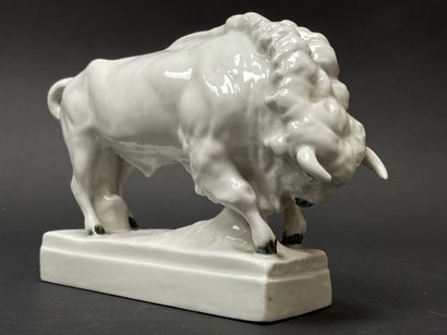 Manufacture ZSOLNAY. 
Bison en porcelaine....