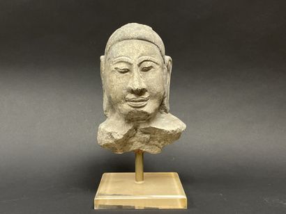 Ancienne tête de Bouddha.
Grès calcaire.
Birmanie...