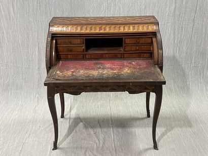 Cylinder inlaid desk with cubes.
Louis XV...