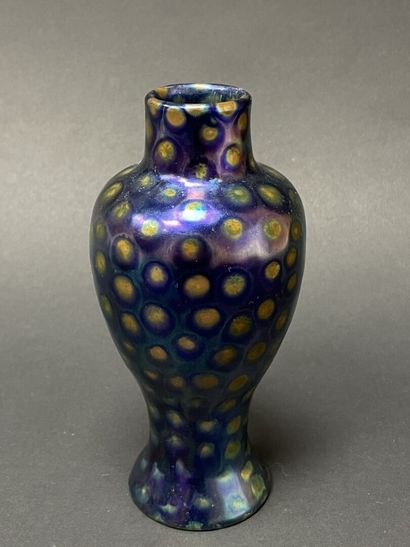 Manufacture ZSOLNAY. 
Petit vase en céramique,...