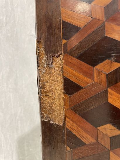 Cylinder inlaid desk with cubes.
Louis XV...