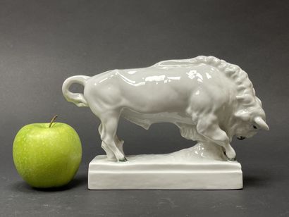 Manufacture ZSOLNAY. 
Bison en porcelaine....