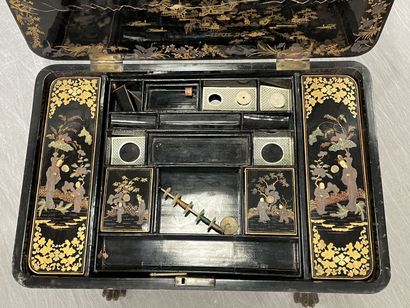 Worker in lacquered wood with Far Eastern...