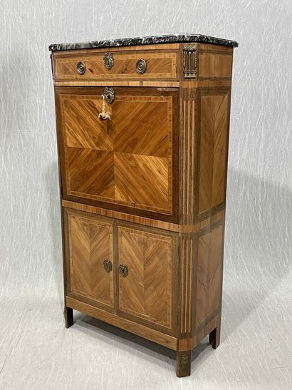 Straight desk with fluted sides, opening...