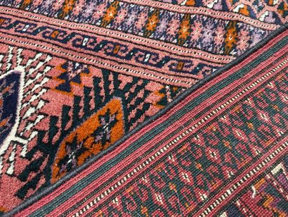 Large oriental rug. 
525 x 350 cm.