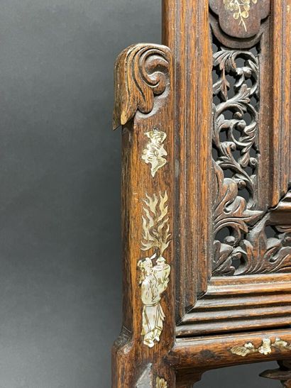 Ecran en bois sculpté, ajouré avec incrustations...