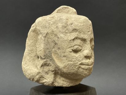 Tête de bouddha . 
Sculpture en grès érodé.
Birmanie...