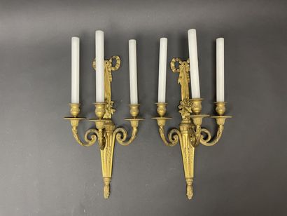 Paire d'appliques en bronze doré. à trois...