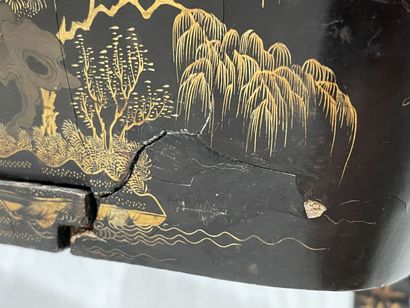 Worker in lacquered wood with Far Eastern...