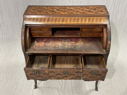 Cylinder inlaid desk with cubes.
Louis XV...