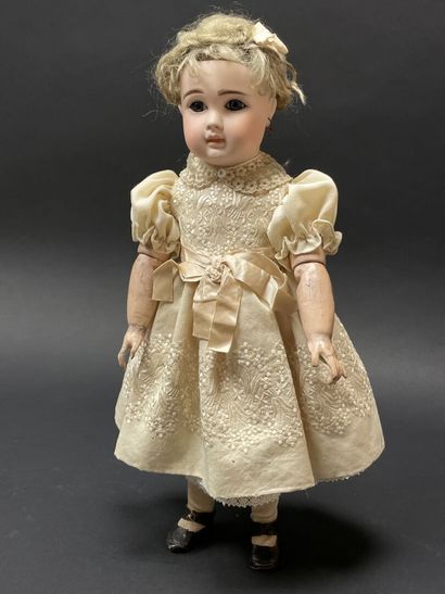 STEINER Beautiful closed-mouth doll, debossed...