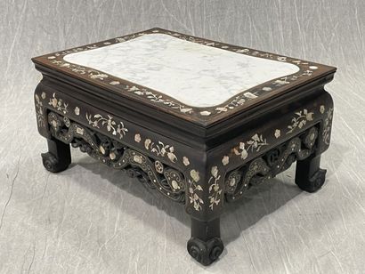 Petite table en bois à incrustations de nacre,...