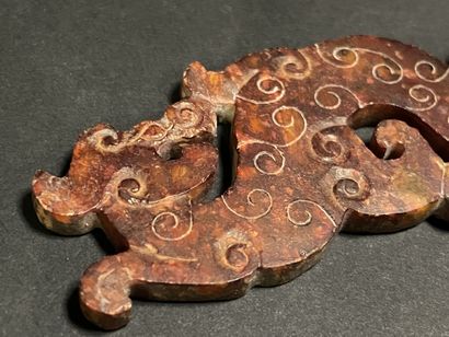 Dragon avec motifs de volutes incisés.
Néphrite...