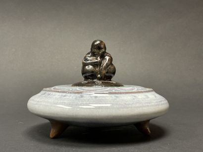 Louis DELACHENAL (1897-1966) 
Boite en grès...