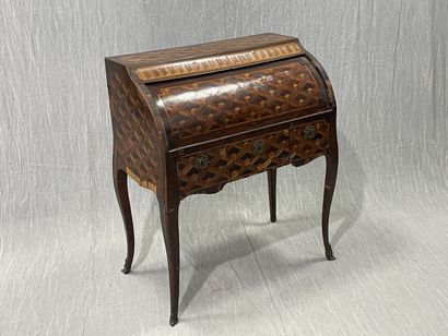 Cylinder inlaid desk with cubes.
Louis XV...